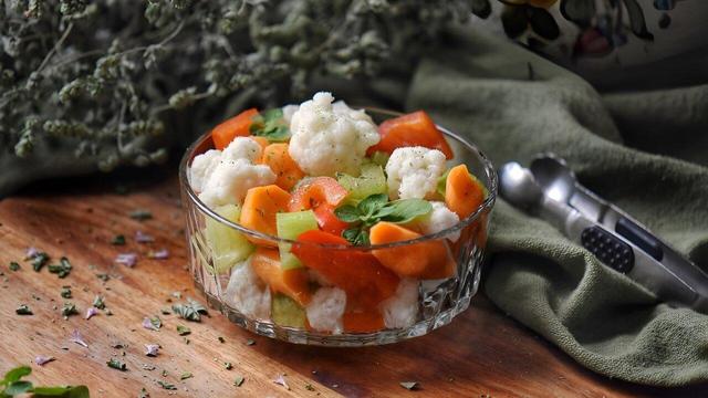 روش تهیه گل کلم شور خانگی ؛ نسبت آب و نمک در شور گل کلم | چرا گل کلم شور کپک می‌زند؟