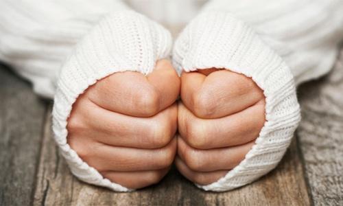 ۱۲ دلیل برای این که همیشه احساس سرما می‌کنید | کمبود این ویتامین را دست‌کم نگیرید