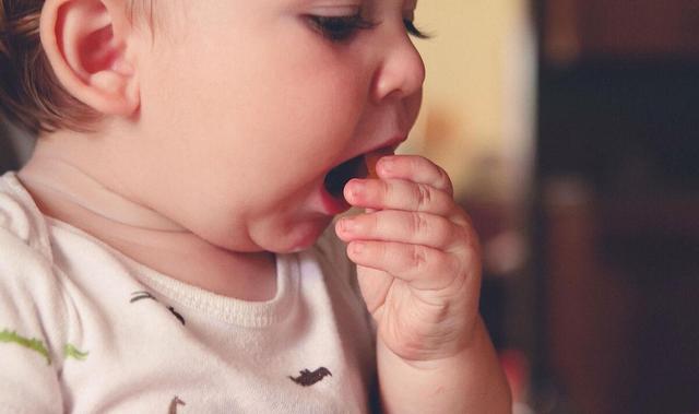 هشدار اورژانس درباره خطر خفگی کودکان با اجسام کوچک