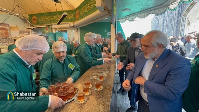 ادامه خدمت خادمین گلستان در چایخانه رضوی