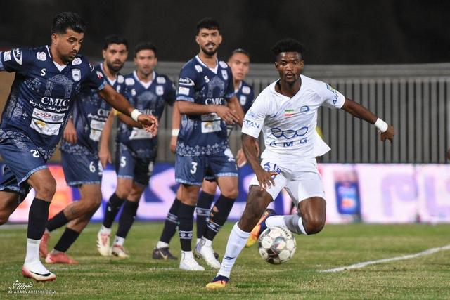 بازیکن خارجی استقلال تعهد داد و رفت