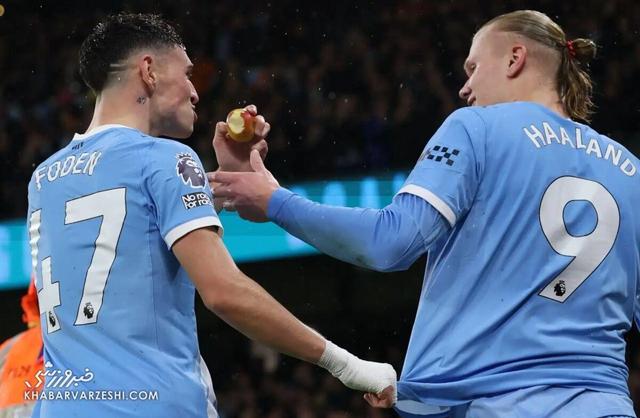 ویدیو| گاز زدن سیب کنار زمین به جای شادی بعد گل؛ حرکت عجیب هالند و فودن در بازی با لیورپول