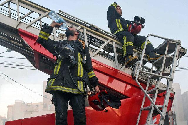 مهار آتش‌سوزی در نخیلات قطب‌آباد فین| ۸۰۰ نخل در آتش سوخت