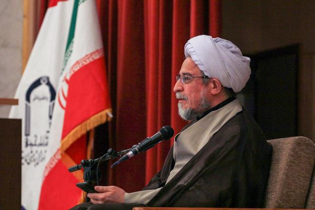 حضرت زهرا(س) محور نجات بشریت و الگوی دفاع از ولایت است