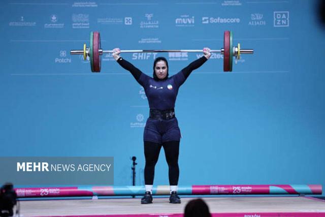 ششمی کریمی در حرکت یک‌ضرب وزنه برداری بانوان