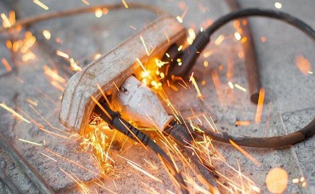 برق‌گرفتگی یک دانش‌آموز هنگام آوردن توپ از بیرون مدرسه در لنگرود