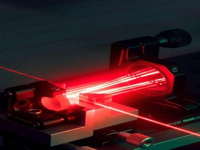 انقلابی در فناوری لیزر؛ سامانه‌ای به اندازه کف دست با بازدهی دو برابر