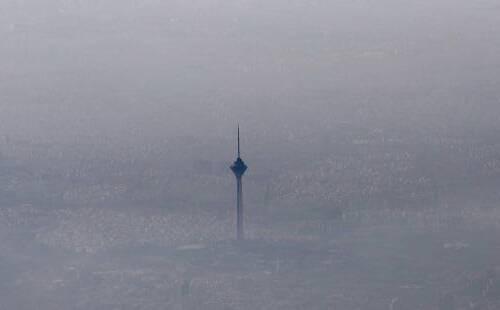 عکس/ برج میلاد ایستاده در غبار