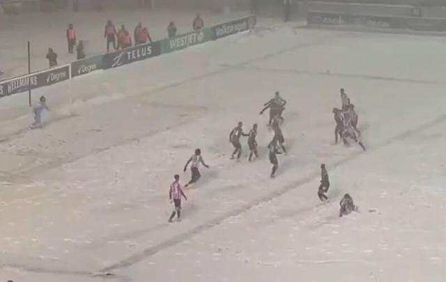 فیلم/ فوتبال برفی در کانادا