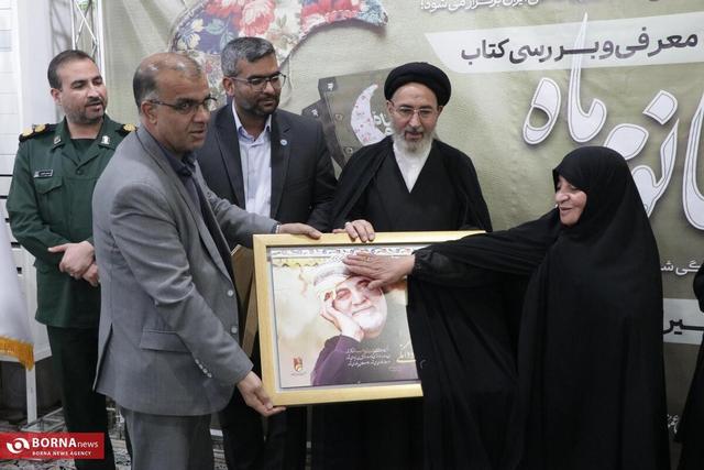 تقریظ رهبر انقلاب بر رنج‌های «خانوم ماه» / خانوم ماه در همه کتابخانه‌های عمومی فارس