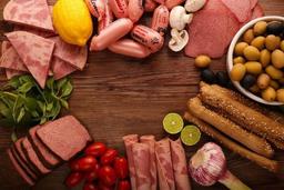 خطرات مصرف سوسیس و کالباس فاسد