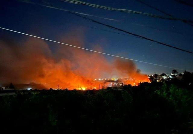 ببینید | آتش سوزی گسترده در جنوب لبنان در حال نزدیک شدن به خانه‌های مردم