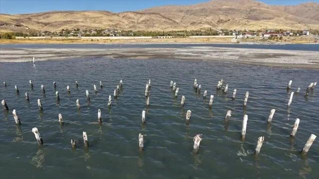 پیدا شدن اسکله‌ای ۱۰۰ ساله در دریاچه وان | خشکسالی آثار تاریخی را نمایان کرد!