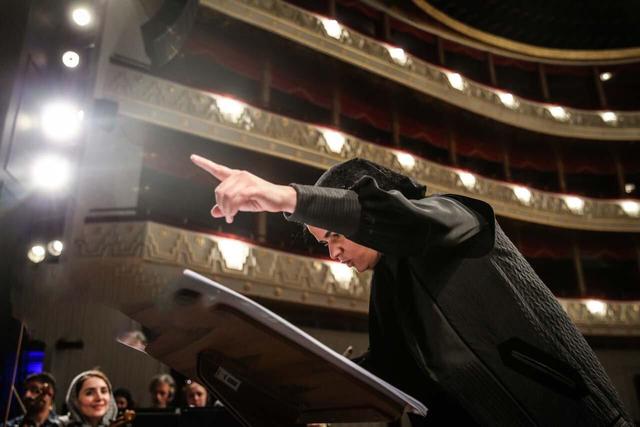 این زن نخستین رهبر ارکستر سمفونیک تهران است | تصاویر