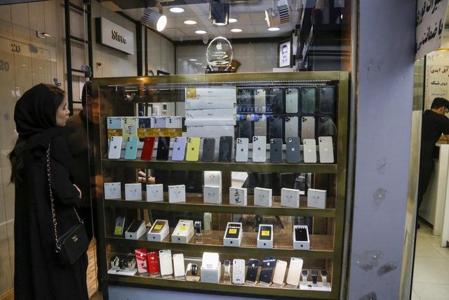 کاهش واردات رسمی تلفن همراه | مسافران دست به گوشی شدند