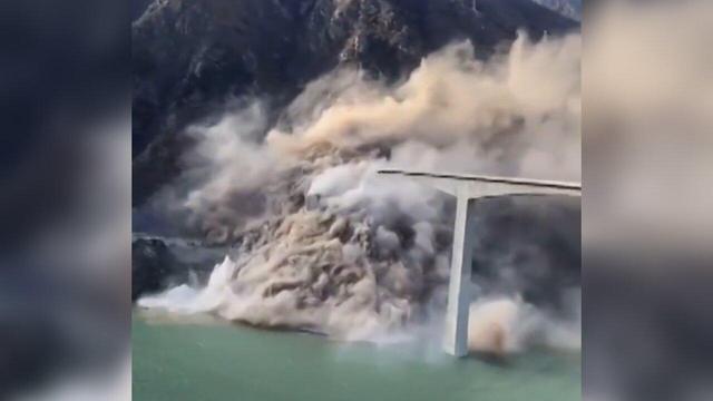 لحظه هولناک ریزش پل ۷۶۰ متری در چین + ویدئو