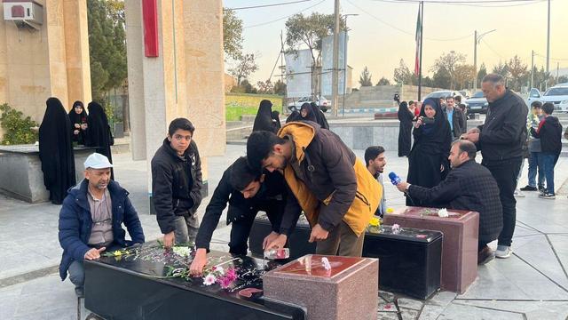 ادای احترام متولیان و شرکت کنندگان در جشنواره قرآنی «مدهامتان» به مقام والای شهیدان