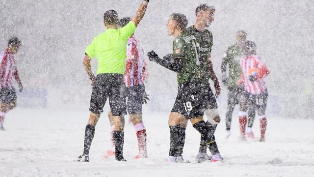 ویدیو| برفی‌ترین فینال تاریخ فوتبال؛ جام زیر کولاک!