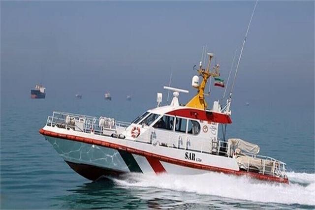  نجات موفق لنج باری در آب‌های بندر لاور ساحلی