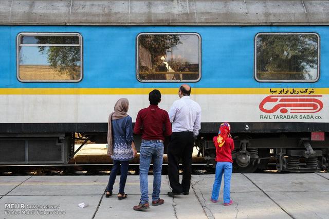 قطار پنج‌ستاره فدک در مسیر «ساری – مشهد» راه‌اندازی شد