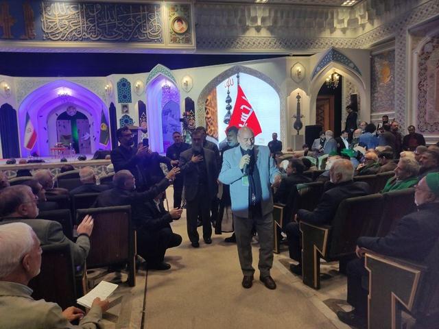 گوشه ای از شعر خوانی در اجلاسیه ملی پیرغلامان در حرم رضوی