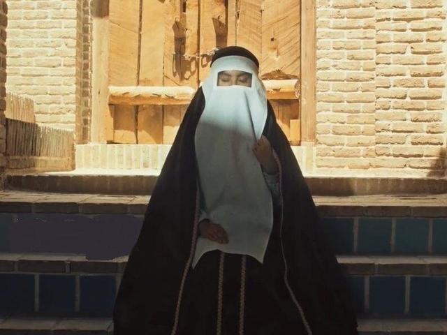 قصه‌ آدم‌ها و خانه‌ها، دو روایت موازی‌اند که تنها در کنار هم معنای کامل پیدا می‌کنند