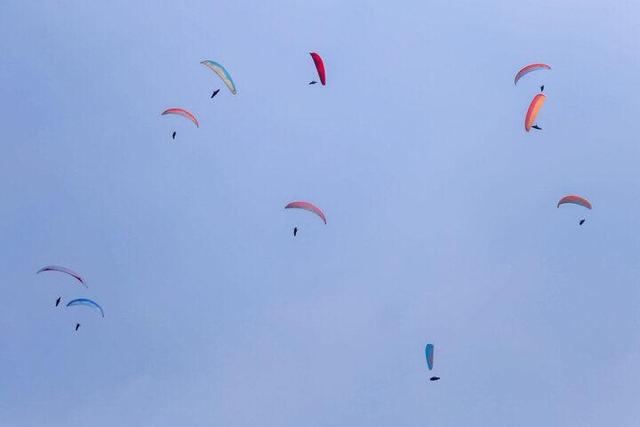 فیلم| پرواز چتربازان سقوط آزاد ایران در آسمان رامسر