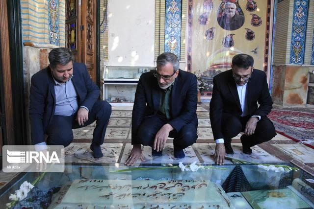 مدیرعامل ایرنا به مقام والای شهدای دارالمرحمه سمنان ادای احترام کرد 