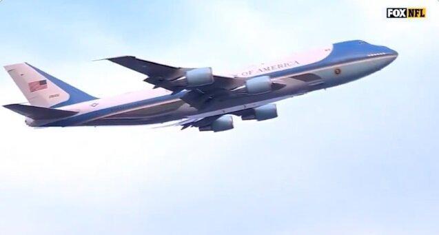 شوآف خطرناک ترامپ با هواپیما روی استادیوم! +ویدیو