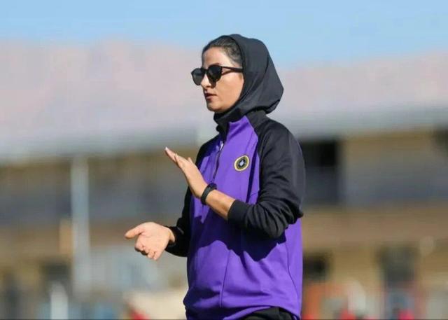 زن ایرانی کولاک کرد و بهترین مربی آسیا شد +عکس