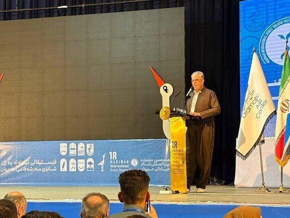 هنرمندان با آثار خود پیام‌های انسانی، محبت و آگاهی به جامعه می‌دهند