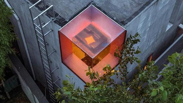 جاذبه های بروتالیست؛ یک مکعب قرمز در شانگهای (+عکس)