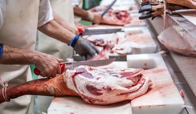 آیا خون باقی‌مانده در حیوان ذبح شده، نجس است؟