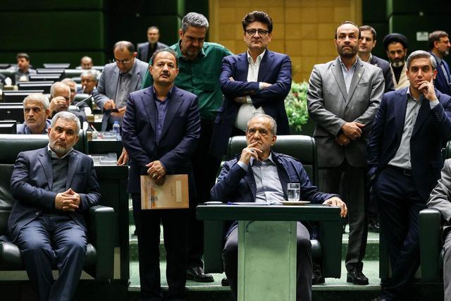 پزشکیان و مجلس بهانه گیر/ چرا بهارستان با دست پزشکیان را پس می زند و با پا پیش می کشد