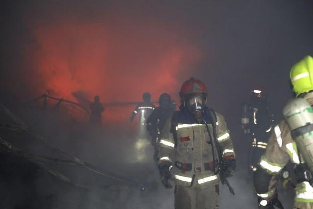 حریق گسترده در کارگاه تولید مبلمان مشهد