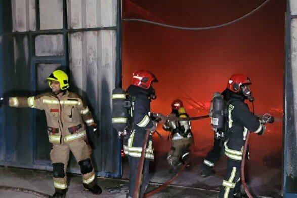 حریق گسترده در کارگاه تولید مبلمان در مشهد| ۷۰ آتش‌نشان در حال اطفاء هستند