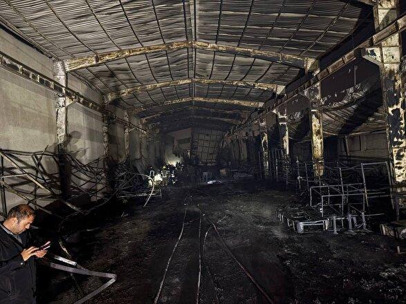 حریق گسترده در کارگاه تولیدی مبل با تلاش ده‌ها آتش‌نشان مشهدی مهار شد