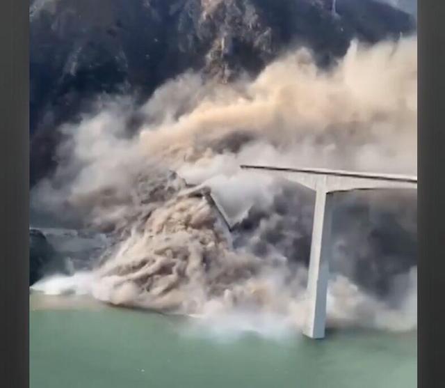 فروریختن پل هونگچی در چین