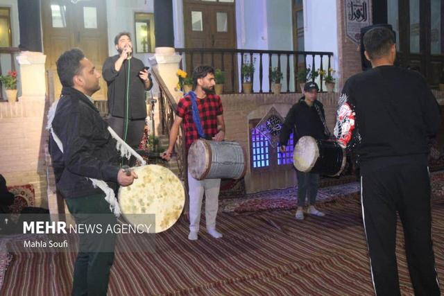 آیین سنتی و مذهبی سمنوپزان در خانه تاریخی مقدس‌زاده ساوه