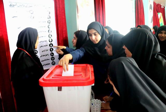 ولدبیگیان: انتخابات شوراهای دانش آموزی در ۹۰۰ آموزشگاه ایلام برگزار شد