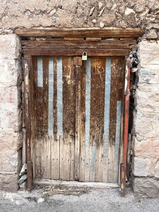 درهای چوبی قدیمی در طالقان