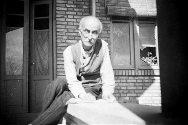 نیما معتقد بود شعر غیرسیاسی هیچ‌وقت وجود نداشته