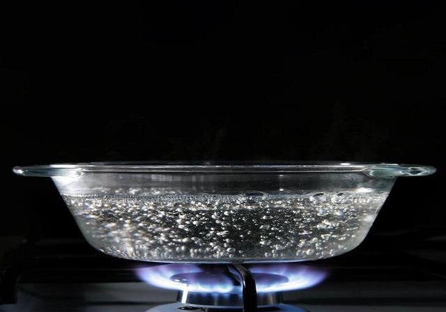 چرا آب در مایکرووِیو حباب نمی‌زند؟