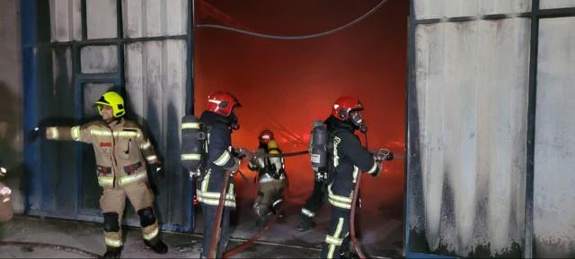 فیلم| آتش‌سوزی گسترده کارگاه مبلمان در حومه مشهد