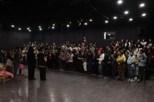 دست‌های کف‌زن و نگاه‌های مشتاق در جشنواره تئاتر بجنورد