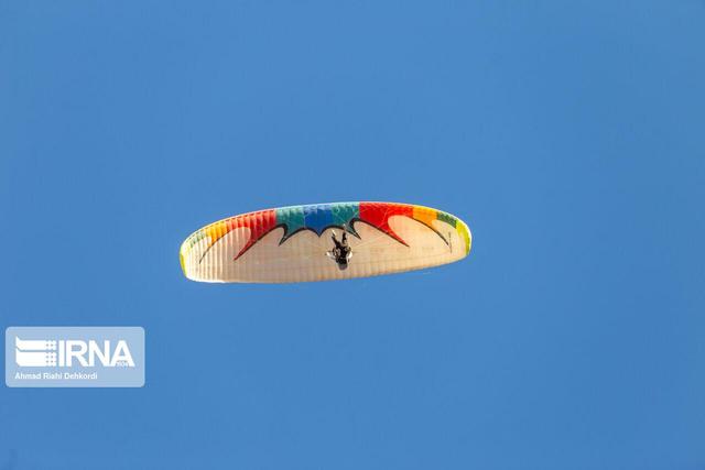 فیلم| هیجان در آسمان رامسر؛ سقوط آزاد چتربازها از ارتفاع ۴ هزار متری را ببینید