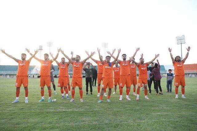 تیم فوتبال شهید قندی یزد به رده سوم لیگ می‌رسد؟