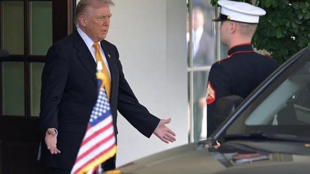 «ترامپ موبایل» خلف وعده کرد/ گوشی طلایی رئیس‌جمهور آمریکا هنوز به دست مشتریان نرسیده!