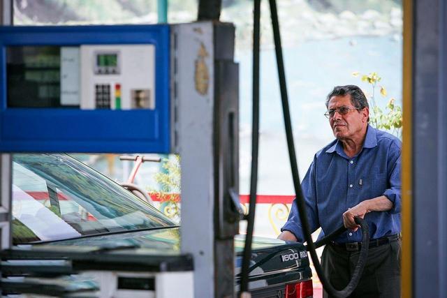 بررسی یک ادعای جنجالی؛ واقعا قیمت تمام شده بنزین ۲ هزار تومان است؟ +ویدیو