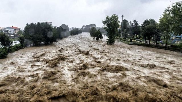 عربستان غافلگیر شد/ سیل‌ بی‌سابقه مکه و مدینه را زیر آب برد! +ویدیو
